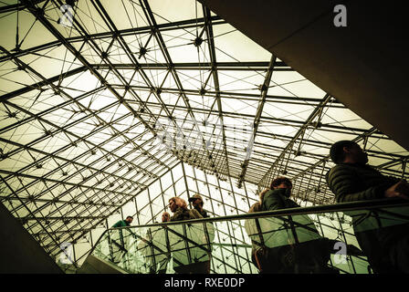 Gläserne Decke der Louvre-Pyramide Stockfoto