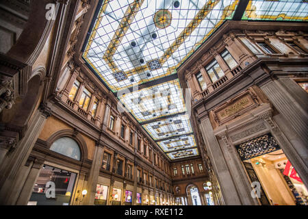 Rom, Italien - November, 2018: Galleria Alberto Sordi in Rom. Galleria Colonna Einkaufspassage in der Via del Corso in Rom, Stockfoto