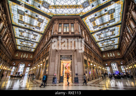 Rom, Italien - November, 2018: Galleria Alberto Sordi in Rom. Galleria Colonna Einkaufspassage in der Via del Corso in Rom, Stockfoto