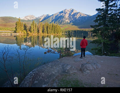 Mittleres Alter Mann am frühen Morgen im Pyramid Lake, Jasper National Park, Alberta, Kanada Stockfoto