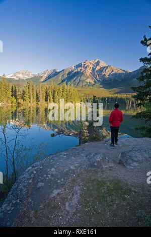 Mittleres Alter Mann am frühen Morgen im Pyramid Lake, Jasper National Park, Alberta, Kanada. Stockfoto