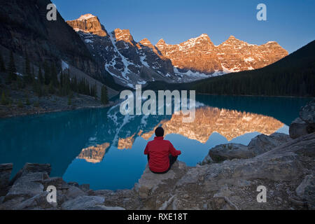 Mittleres Alter Mann Meditation am frühen Morgen Am Moraine Lake, Banff National Park, Alberta, Kanada. Stockfoto