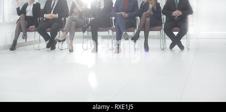 Bis zu schließen. Gruppe von Geschäftsleuten sitzen in der Lobby von Office Stockfoto