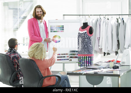 Fashion Designer diskutieren Farbpalette im Studio Stockfoto