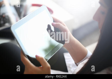 Weibliche Hand hält Tablet in home Einstellung während Stockfoto