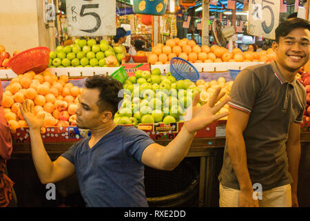 Zwei malaysischen Markt Händler posiert in Chow kit Markt Kuala Lumpur Malaysia Stockfoto