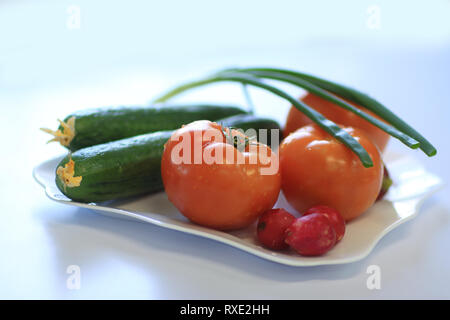 Bis zu schließen. Radieschen, Tomaten und Gurken auf dem Tisch Stockfoto