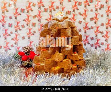 Weihnachten Komposition mit Pandoro, ein typisch italienisches Dessert, sternförmig und Dekorationen mit Goji Beeren Schnitt Stockfoto