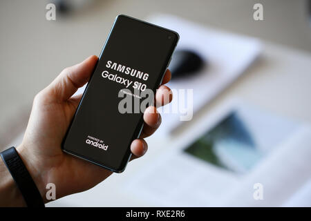 Mann hält Samsung Galaxy S10 in der Hand Stockfoto