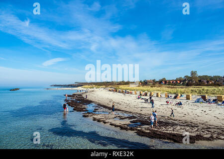 Ostseeküste mit blauer Himmel in Wustrow, Deutschland. Stockfoto