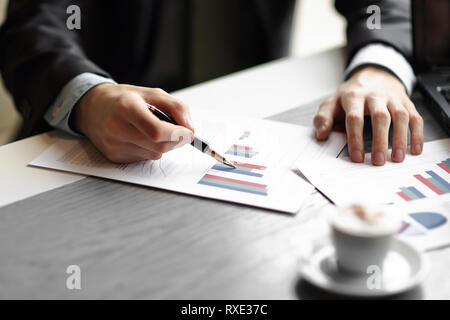 Aus der Nähe. Das Business Team diskutiert über die finanziellen Daten. Stockfoto