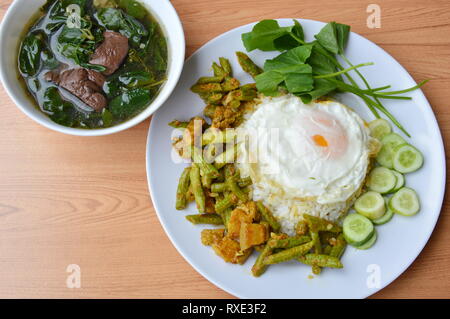 Spicy fried Hof lange Bean mit Fett Schweinefleisch rühren Curry topping Ei und gekochtem Schweinefleisch Blut Suppe Stockfoto
