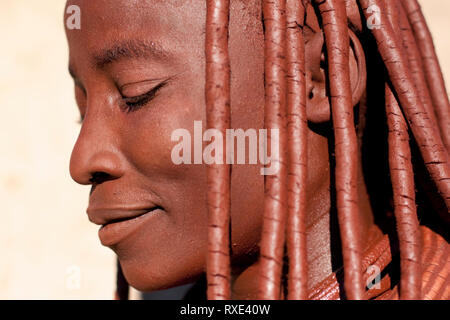 Eine Nahaufnahme Porträt einer Frau Himba in Namibia. Stockfoto