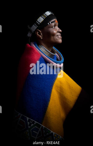 Eine Ndebele Frau in Südafrika. Stockfoto