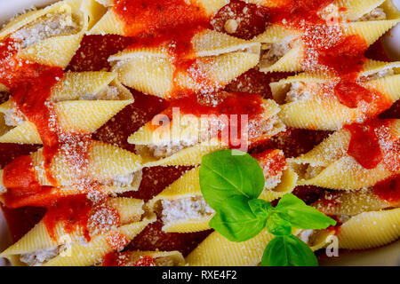 Cannelloni pasta Muscheln in die Sauce Bolognese mit Tomatensauce. Stockfoto
