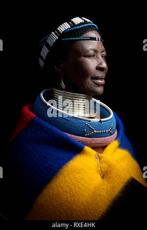 Eine Ndebele Frau in Südafrika. Stockfoto