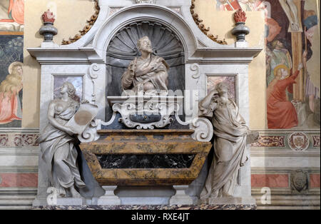 Grab von Galileo Galilei (1564 - 1642) von Giulio Foggini, die Basilika von Santa Croce (Basilika des Heiligen Kreuzes) in Florenz, Italien. Stockfoto