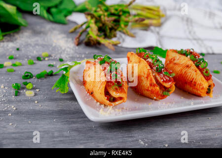 Muscheln besetzt Hackfleisch Pasta mit Fleisch und Tomatensoße Stockfoto