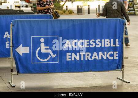 LAS VEGAS, NV, USA - Februar 2019: Banner auf eine Barriere, die den Weg zu einer barrierefreien Eingang bei der T-Mobile Indoor Arena in Las Vegas. Stockfoto