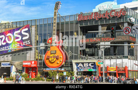 LAS VEGAS, NV, USA - Februar 2019: Menschenmenge Kreuzung Las Vegas Boulevard Stockfoto