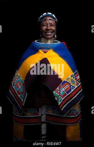 Eine Ndebele Frau in Mpumalanga, Südafrika. Stockfoto