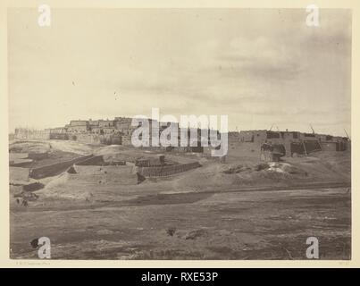 Indian Pueblo, Zuni, NM. Ansicht von Süden. Timothy O'Sullivan; Amerikanische, geboren in Irland, 1840-1882. Datum: 1873. Abmessungen: 20,3 x 37,6 cm (Bild/Papier); 38,2 x 49,7 cm (album Seite). Eiweiß drucken, aus dem Album "geographische und geologische Erkundungen und Befragungen West Des 100 Meridian", Band 2. Herkunft: USA. Museum: Das Chicago Art Institute. Stockfoto