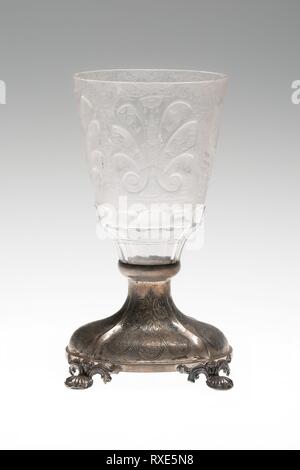 Becher. Deutschland; zugeschrieben, Christopher Gottfried Schneider (Deutsch, Anfang des 18. Jahrhunderts). Datum: 1740-1750. Abmessungen: 16,5 x 8,3 cm (6 1/2 x 3 1/4 in.). Glas mit Silber. Herkunft: Böhmen. Museum: Das Chicago Art Institute. Stockfoto