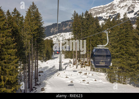 Engelberg, Schweiz - 3. März 2019: Seilbahn auf den Titlis in Engelberg in den Schweizer Alpen Stockfoto