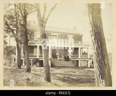 McLean's House, Appomattox Court-House, Virginia. Timothy O'Sullivan (American, geboren in Irland, 1840-1882); gedruckte von Alexander Gardner (Amerikanische, geboren in Schottland, 1821-1882). Datum: 1865. Abmessungen: 17,7 x 22,9 cm (Bild); 31,2 x 44,7 cm (album Seite). Eiweiß drucken, PL. 99 Aus dem Album 'Gardner's Fotografische Skizze Buch des Krieges, Band II" (1866). Herkunft: USA. Museum: Das Chicago Art Institute. Stockfoto