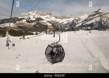 Engelberg, Schweiz - 3. März 2019: Seilbahn auf den Titlis in Engelberg in den Schweizer Alpen Stockfoto