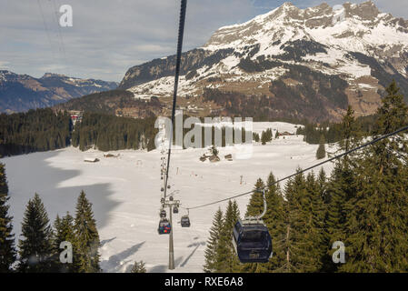 Engelberg, Schweiz - 3. März 2019: Seilbahn auf den Titlis in Engelberg in den Schweizer Alpen Stockfoto