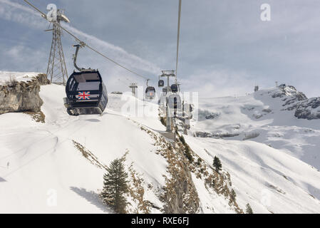 Engelberg, Schweiz - 3. März 2019: Seilbahn auf den Titlis in Engelberg in den Schweizer Alpen Stockfoto