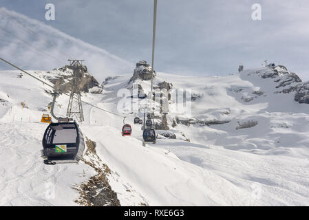 Engelberg, Schweiz - 3. März 2019: Seilbahn auf den Titlis in Engelberg in den Schweizer Alpen Stockfoto