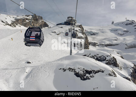 Engelberg, Schweiz - 3. März 2019: Seilbahn auf den Titlis in Engelberg in den Schweizer Alpen Stockfoto