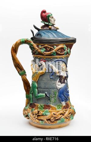 Tower-Jug, 1872, Minton Keramik und Porzellan Fabrik, Stoke-on-Trent, England, gegründet 1793, England, Zinn glasierte Irdenware mit Zinn Halterungen, 27 × 13,7 × 17,5 cm (10 5/8 x 5 3/8 x 6 7/8 in Stockfotografie