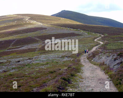 Ein paar Wanderer bis zu Fuß den Weg zu Roy's Hill auf der Route, die zu den schottischen Berge Corbett Ben Rinnes, Cairngorm National Park, Schottland. Stockfoto