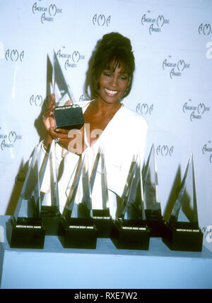 LOS ANGELES, Ca - 7. Februar: Sängerin Whitney Houston besucht die 21. jährlichen American Music Awards am 7. Februar 1994 im Shrine Auditorium in Los Angeles, Kalifornien. Foto von Barry King/Alamy Stock Foto Stockfoto