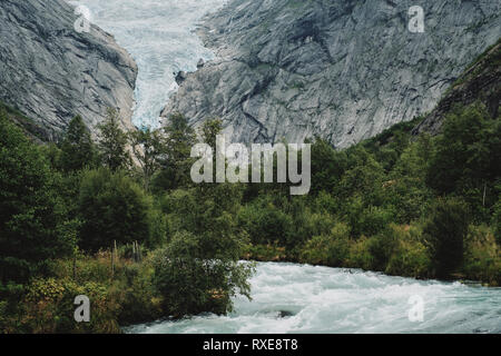 Glacier Retreat - der sich zurückziehende Briksdal Gletscher und Schmelzwasserfluss in Briksdalsbreen ein Arm des größeren Jostedalsbreen Gletschers in Stryn Norwegen. Stockfoto