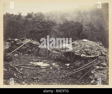 Innenraum der Breastworks auf Round Top, Gettysburg. Timothy O'Sullivan; Amerikanische, geboren in Irland, 1840-1882. Datum: 1863. Abmessungen: 17,7 x 22,9 cm (Bild/Papier); 31,1 x 44,6 cm (album Seite). Eiweiß drucken, PL. 38 Aus dem Album 'Gardner's Fotografische Skizze Buch des Krieges, Vol.1" (1866). Herkunft: USA. Museum: Das Chicago Art Institute. Stockfoto