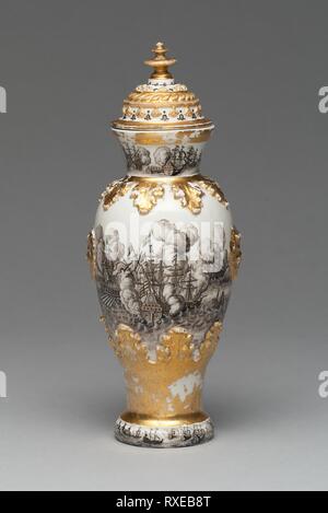 Vase und Abdeckung (einer der beiden). Meissener Porzellan Manufaktur; Deutsch, gegründet 1710; gestaltet von Ignaz Preissler (Deutsch, 1676-1741). Datum: 1715-1720. Abmessungen: H 21 cm (8 1/4 in.); Durchm. 8,9 cm (3 1/2 in.). Hartporzellan, schwarz lackiert (schwarzlot), und Vergoldung. Herkunft: Meissen. Museum: Das Chicago Art Institute. Stockfoto