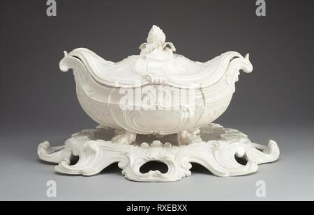 Terrine und Stehen. Pont-aux-Choux Manufaktur; Französisch, gegründet 1743; Frankreich, Paris. Datum: 1750. Abmessungen: 33×58,4×42,5 cm (13 × 23 × 16 3/4 in.). Leitung - glasiert Steingut. Herkunft: Paris. Museum: Das Chicago Art Institute. Stockfoto
