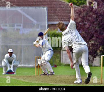 Bowling zu einem Schlagmann in einem Dorf Cricket-Spiel Stockfoto