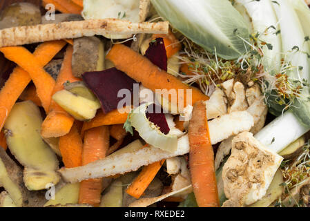 Gemüse verfaulte Peelings in Kompostieranlagen Stapel Stockfoto