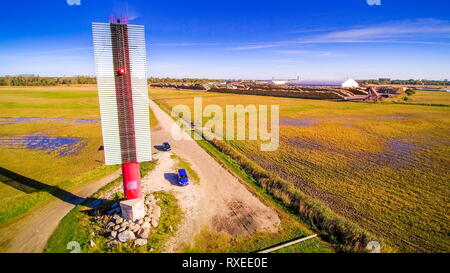 Blick auf den Leuchtturm Turm in der Mitte des Feldes in Parnu Estland Stockfoto