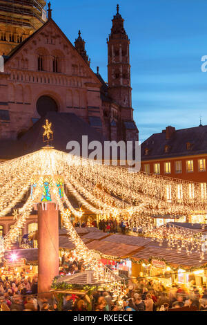 Weihnachtsmarkt und Mainzer Dom in der Dämmerung, Mainz, Rheinland-Pfalz, Deutschland Stockfoto