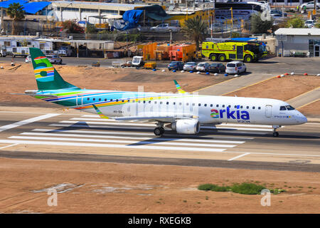 Eilat, Israel - 24. Februar 2019: Arkia Embraer ERJ-195 AR am alten Eilat International Airport. Stockfoto