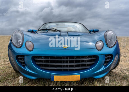 BOSSCHENHOOFD/Niederlande - 17. JUNI 2018: Vorderansicht eines klassischen blauen Lotus Elise zu einem Classic Car Meeting Stockfoto