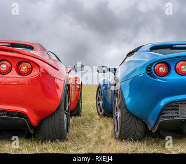 BOSSCHENHOOFD/Niederlande - 17. JUNI 2018: Rückansicht von zwei klassischen blauen und roten Lotus Elise zu einem Classic Car Meeting Stockfoto