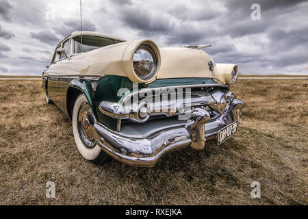 BOSSCHENHOOFD/Niederlande - 17. JUNI 2018: Eine spektakuläre Aussicht auf eine klassische Ford Fairlane an einem Classic Car Meeting Stockfoto