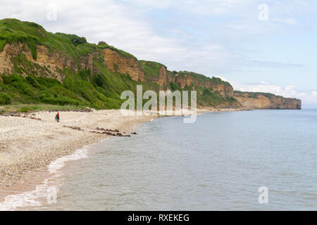 Ein Blick nach Westen in Richtung Punkt du la Percee entlang Bereich Omaha Beach in der Nähe von Vierville-Sur-Mer, Normandie. Stockfoto